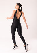 Macacão shine preto texturizado com recortes