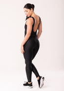 Macacão shine preto texturizado com recortes